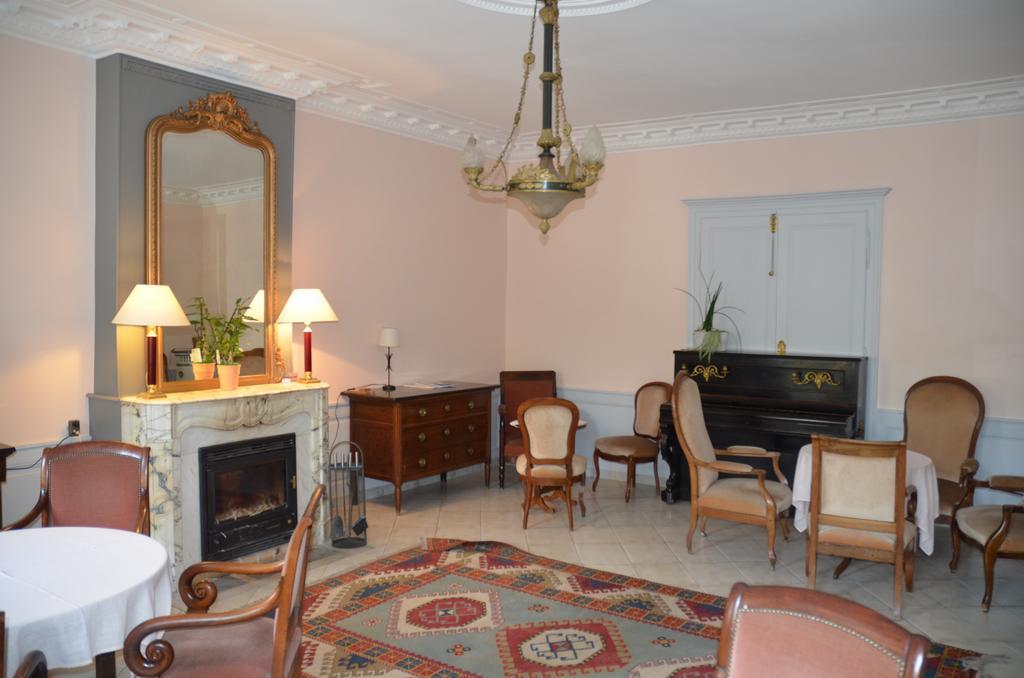 Hotel Et Studios D'Orfeuil Бурбон-ле-Ба Екстериор снимка
